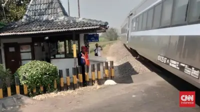 KAI Minta Maaf Palang Pintu Tak Tertutup saat Kereta Brantas Melintas