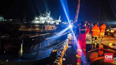 Kapal Terbakar Hebat di Dermaga Muara Baru Jakarta Utara