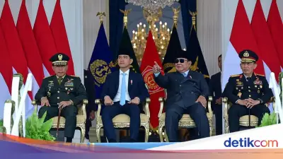 Kapolri dan Panglima TNI Kompak Dampingi Presiden di Upacara Praspa 2026