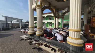 Kebakaran TPA Jatiwaringin Hari Keempat, Warga Salat Istisqa Minta Hujan