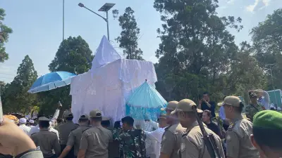 Keranda Khas Gorontalo Antar Rachmat Gobel ke Pusara TMP Kalibata