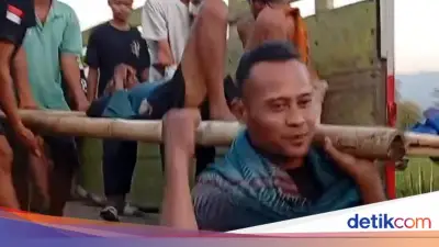 Lansia Sakit Dievakuasi Pakai Truk gegara Desa Tak Punya Mobil Siaga