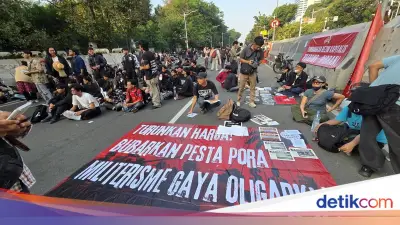 Massa Demo Mahasiswa Orasi di Medan Merdeka Selatan, Lalin Arah Gambir Ditutup