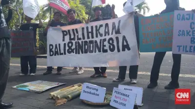 Massa di Bali Kritik Kebijakan Tak Pro Rakyat dengan Teatrikal dan Pukul Kulkul