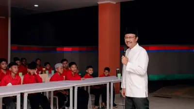Mensos Gus Ipul Motivasi Siswa Baru Sekolah Rakyat DKI di Malam Hari