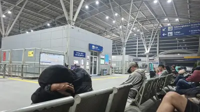 Merasakan Bermalam di Stasiun Cikarang Demi Kereta Pertama