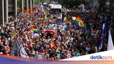 Mobil Tabrak Parade Gay di Berlin, 1 Tewas 16 Luka