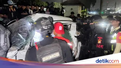 Mobil Tertabrak KA Gajayana di Bekasi, Terseret 30 Meter