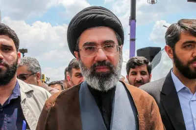 Mojtaba Khamenei Tak Hadir di Pemakaman Ayahnya, Picu Spekulasi