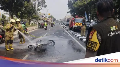 Motor Yamaha R15 Terbakar di Pasar Minggu Jaksel, Pengendara Luka