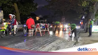 Muatan Tahu Tercecer di Jalan, 8 Pemotor di Kota Batu Terjatuh