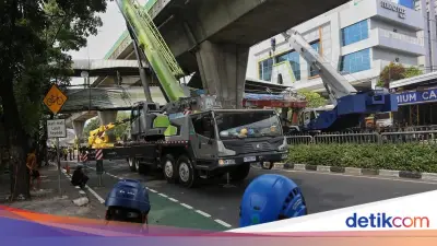Pembongkaran JPO Tendean Sebabkan TransJ Rute 13B Terlambat