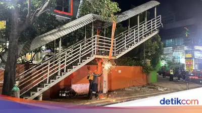 Pembongkaran JPO Tendean Target Selesai Malam Ini, Tangga Sudah Dirubuhkan