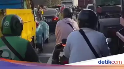 Pengecoran Jalan Sebabkan Kemacetan di Flyover Rawa Buaya Jakbar