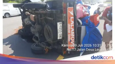 Pikap Terbalik di Tol Jagorawi Akibat Ban Pecah, Tak Ada Korban Jiwa