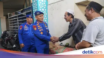 Polairud Polda Metro Salurkan Bantuan Sembako dan Kursi Roda ke Warga Jakut