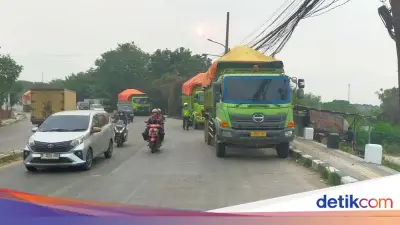 Polisi Tertibkan Truk Tanah Parkir Sembarangan di Jalan Raya Cikande