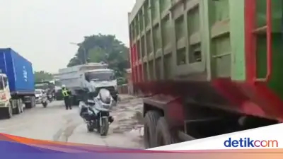 Polisi Tindak Truk Parkir Sembarangan di Cakung-Cilincing yang Bikin Macet