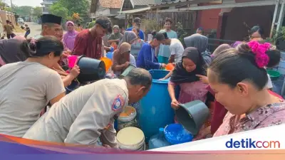 Polres Serang Salurkan 13.000 Liter Air Bersih ke Kampung Sambiayunan