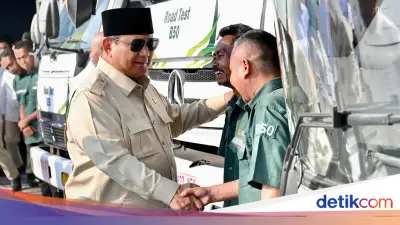 Prabowo Dialog dengan Sopir Truk Saat Tinjau Peluncuran B50 di Cikampek