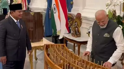 Prabowo Hadiahkan Angklung ke PM Modi, Momen Belajar Bareng