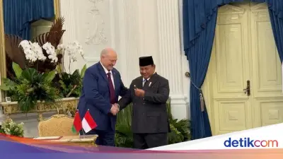 Prabowo Kaget Saat Presiden Belarus Beri Pulpen Emas di Istana Merdeka