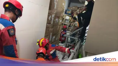 Pria Tewas Terjepit Lift Barang di Roxy Jakpus, Dievakuasi Damkar