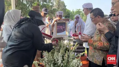 Rachmat Gobel Dimakamkan Secara Militer di TMP Kalibata