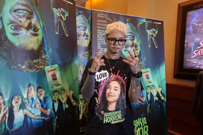 Reza Arap Bawa Bunga Matahari untuk Lula Lahfah di Peluncuran Film