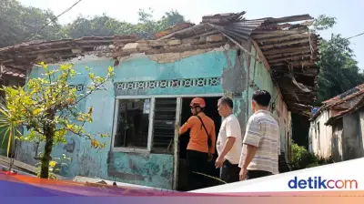 Rumah di Ciampea Bogor Rusak Diterjang Angin Kencang, Penghuni Mengungsi