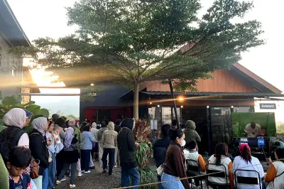 Sarapan Sambil Menyaksikan Matahari Terbit di Kafe Outdoor Batu