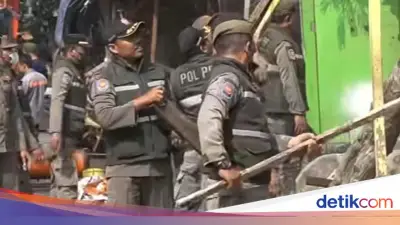Satpol PP Bongkar 20 Bangunan Liar di Atas Drainase Cengkareng Jakbar
