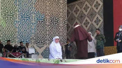 Sejoli di Banda Aceh Dihukum Cambuk 21 Kali karena Mesum Saat Live TikTok