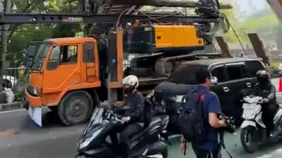 Sopir Truk Tersangkut di JPO Tendean Akui Fokus Lihat Peta di Ponsel