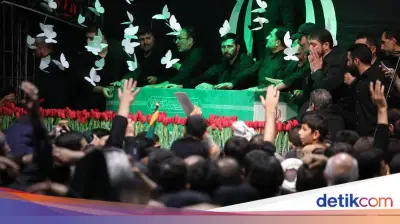 Tangisan Pelayat Iringi Peti Jenazah Ayatollah Khamenei yang Pertama Kali Ditampilkan