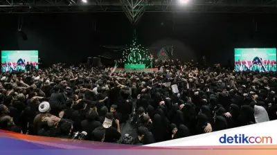 Teriakan 'Matilah Amerika' Bergema di Pemakaman Khamenei