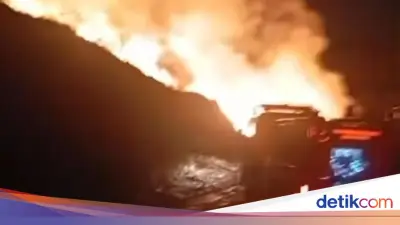 TPA Cipayung Depok Kebakaran, Api Berkobar Hebat Malam Ini