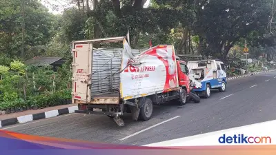 Truk Ekspedisi Terguling di Jalan Raya Bogor Usai Hindari Mobil Putar Balik
