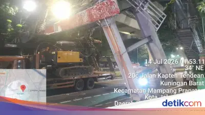 Truk Hantam JPO di Tendean, Tiang Penyangga Nyaris Roboh