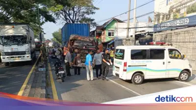 Truk Kontainer Tabrak 5 Motor di Pasuruan, 3 Tewas