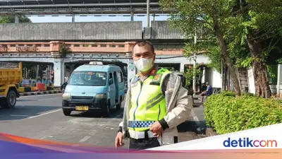 Truk Molen Nyangkut di Kolong Jembatan Matraman Berhasil Dievakuasi