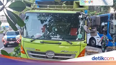 Truk Tabrak Pembatas Tol di Gatot Subroto, Lalin Macet Parah