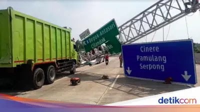 Truk Tabrak Penunjuk Arah di Tol Cijago Dievakuasi, Lalin Normal