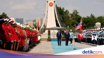 Trump Disambut Karpet Biru di Turki, Bukan Merah, Netizen Heboh