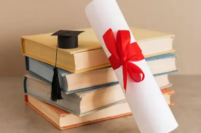 Tumpukan Surat Verifikasi Ijazah di Biro Akademik Universitas Negeri