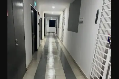 Wanita Malaysia Olahraga Usai Makan Malam dengan Mengepel Koridor Apartemen