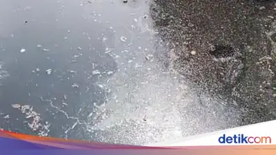 Warga Kopo Serang Keluhkan Sungai Cibeureum Berbau Comberan Akibat Diduga Tercemar Limbah
