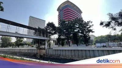 Warga Setuju Jembatan Gembok Cinta di Atas Kali Cideng, Harap Bersih