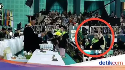 Wisudawati UINSA Terjatuh dari Panggung Saat Minta Difoto Rektor