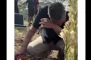 Abdel Achrian Akhirnya Ziarah ke Makam Temon, Tak Kuasa Tahan Air Mata